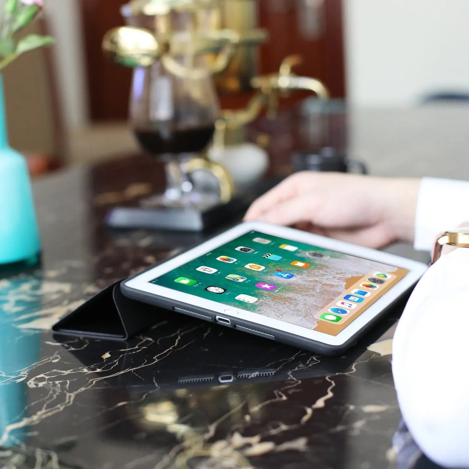 MoArmouz - Trifold Stand Smart Case for iPad 9.7-inch (6th / 5th Gen)