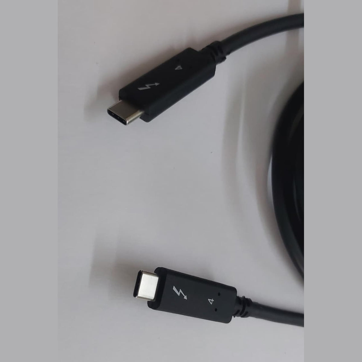 Thunderbolt 4 cable USB-C connectors with Thunderbolt 4 marking — Moarmouz