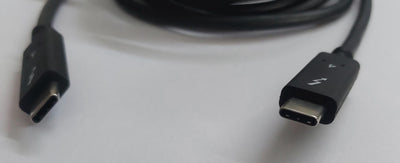 Both USB-C ends of the Thunderbolt 4 cable — Moarmouz